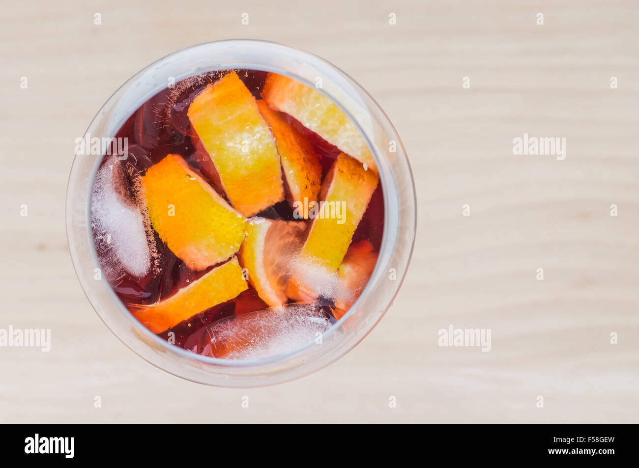 La sangria vino in un bicchiere con ghiaccio e le fette di limone vista superiore Foto Stock