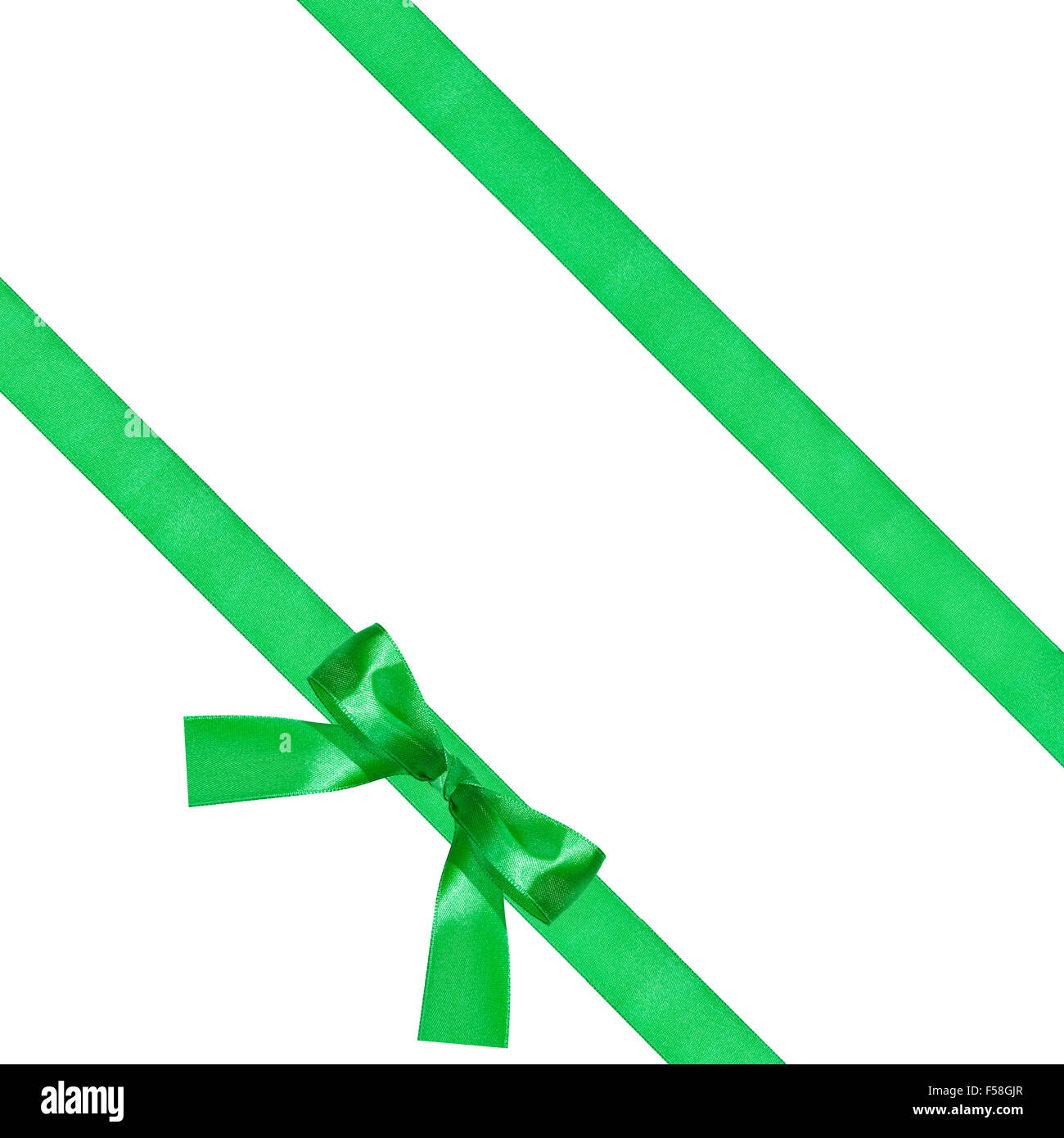 Verde grande nodo di prua sulla diagonale di due nastri di raso isolati su sfondo bianco Foto Stock