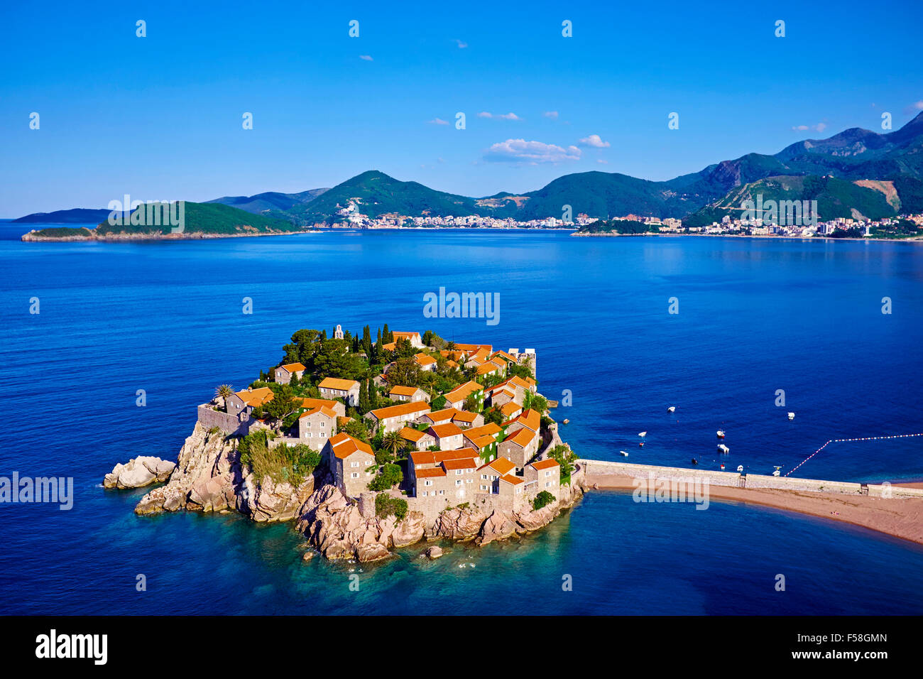 Montenegro, costa adriatica, Baia di Budva, Isola di Sveti Stefan (St. Stephen), una volta villaggio di pescatori, ora un hotel di lusso compl Foto Stock