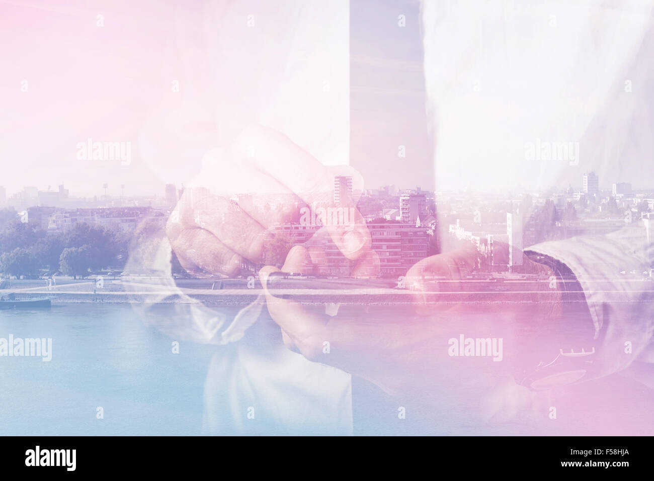 La doppia esposizione di imprenditore mani con mobile smart phone, dito sul touch screen del dispositivo wireless, cityscape in background Foto Stock