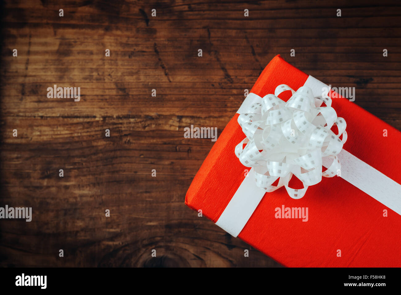 Regalo di compleanno sul vecchio legno di quercia tabella, vista dall'alto con copia spazio, dai toni rétro Foto Stock