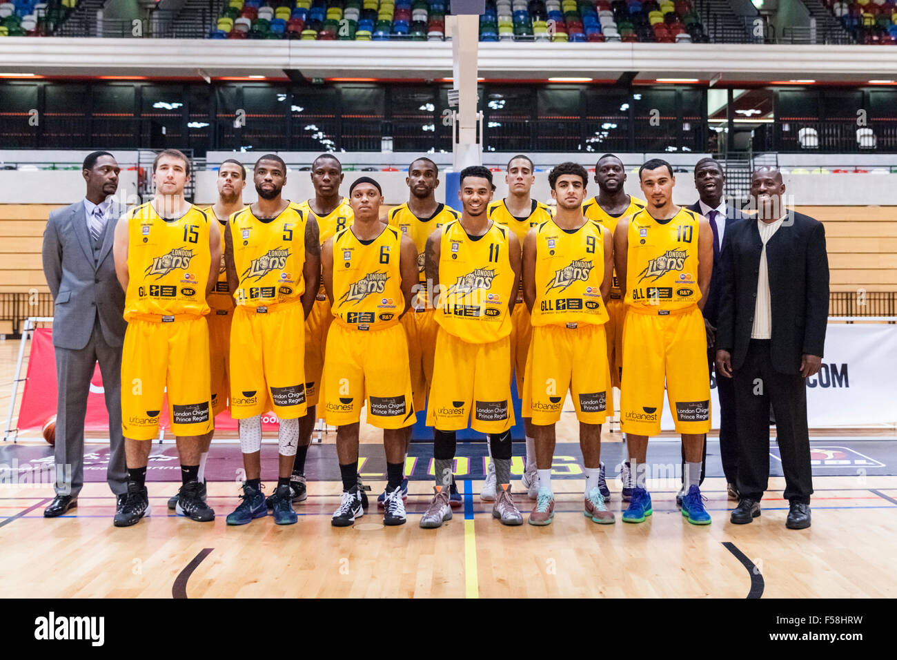 Londra, Regno Unito. 29 ott 2015. Il London Lions team e allenatori pongono davanti al London Lions vs manchester giganti BBL gioco presso la casella di rame Arena del Parco Olimpico. Giganti di Manchester vincere 90-82. Credito: Imageplotter/Alamy Live News Foto Stock