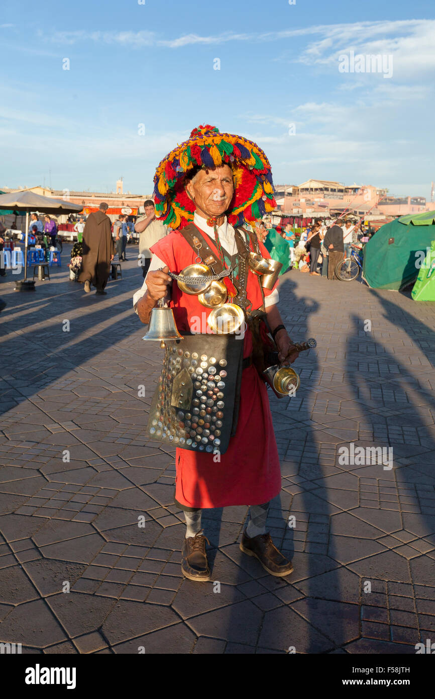 Ritratto di un vettore acqua a piazza Jemaa el Fna a Marrakech, Marocco Foto Stock