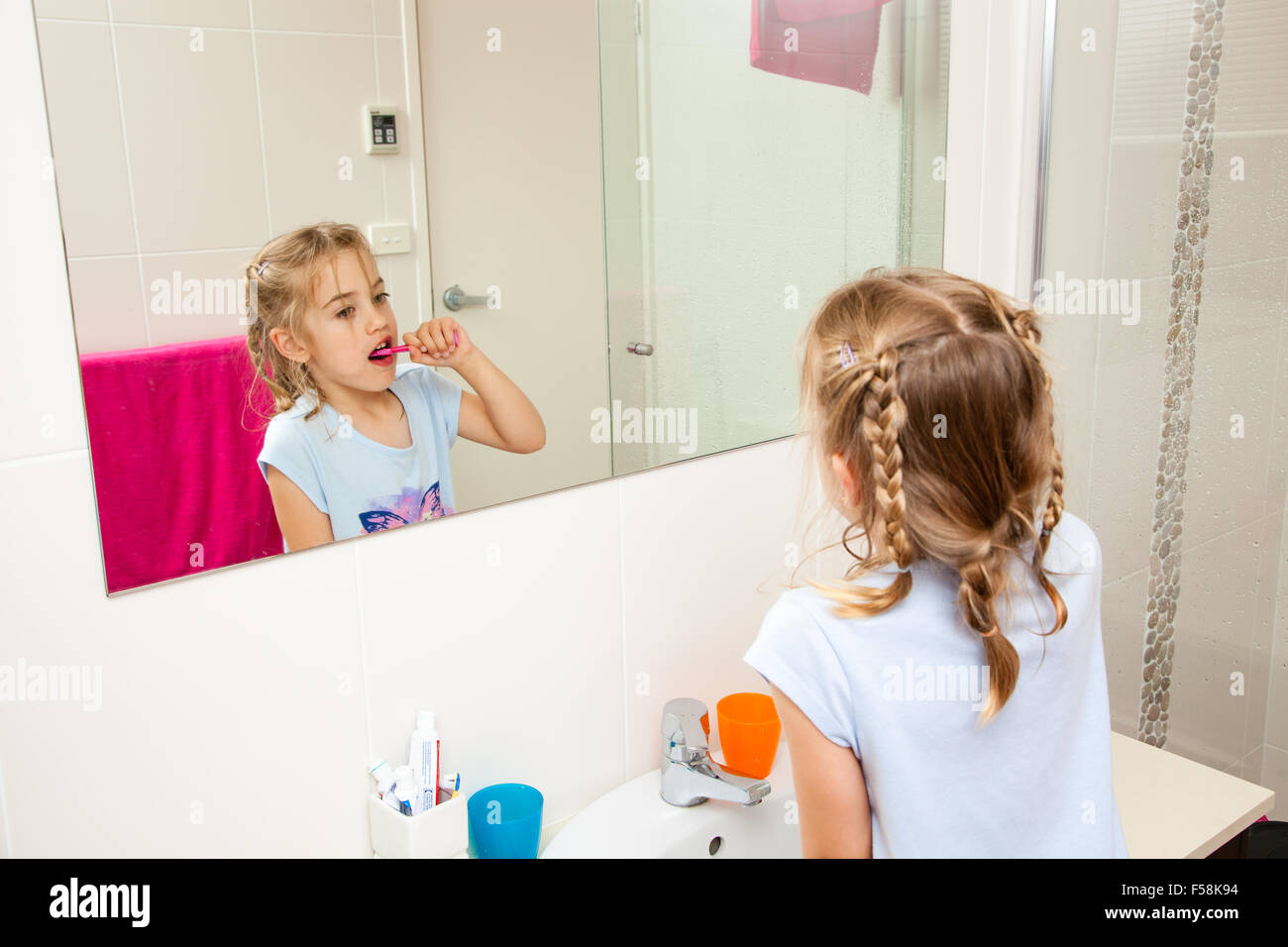 Lavarsi i denti Foto Stock