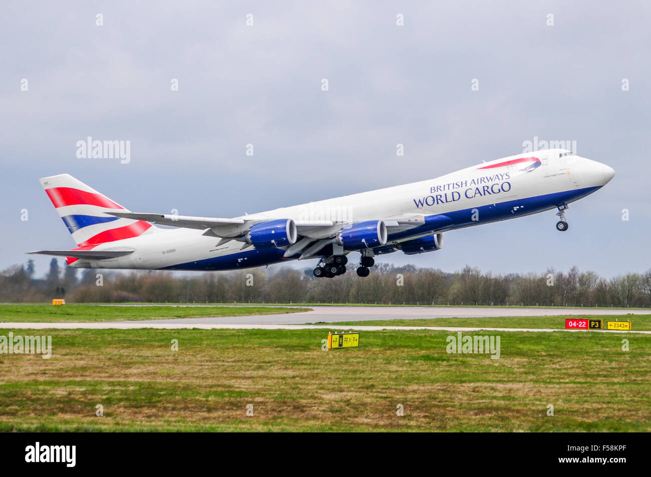 British Airways Cargo /globale dei sistemi di alimentazione Boeing 747-8 decollo dall'Aeroporto Stansted di Londra Foto Stock