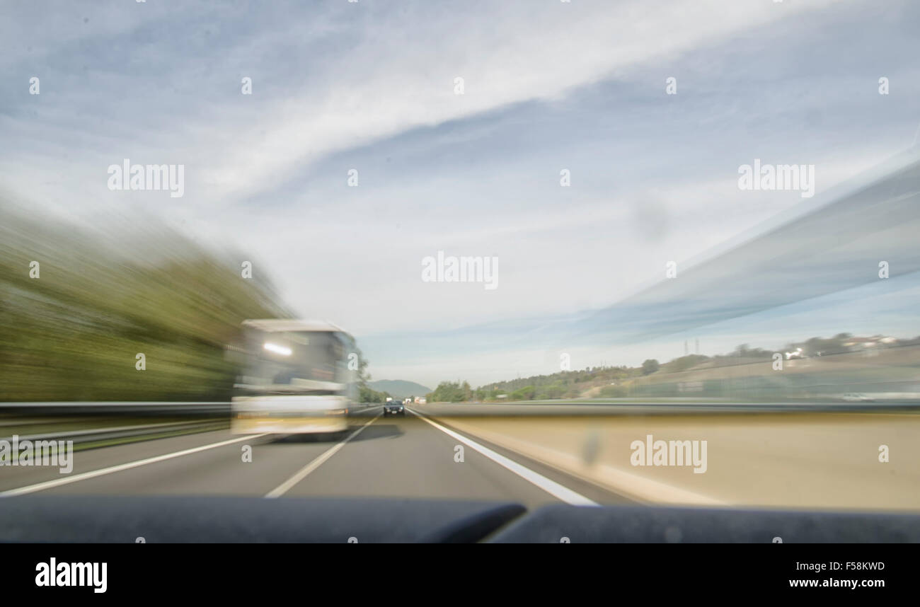 Vista di auto bus di sorpasso in autostrada Foto Stock