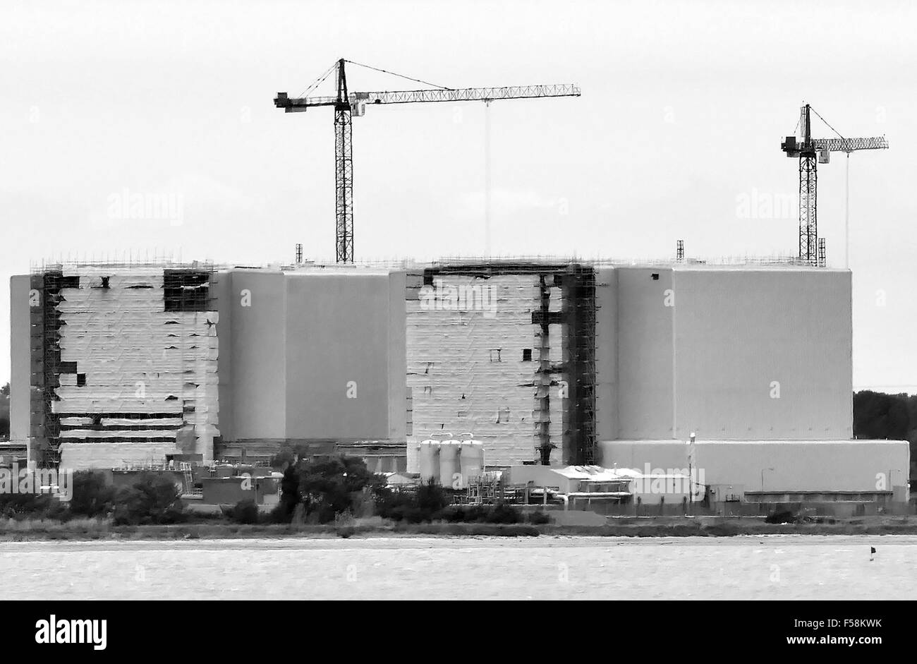 Bradwell centrale nucleare Essex, fotografata da West Mersea, Mersea Island cercando attraverso il fiume Blackwater Foto Stock