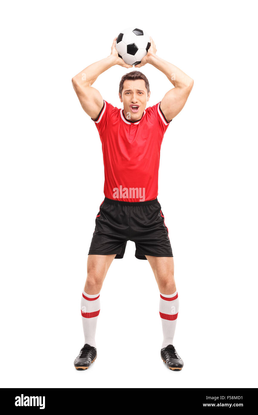 A piena lunghezza Ritratto di un giovane giocatore di football prendendo un throw-in e guardando la telecamera isolata su sfondo bianco Foto Stock A piena lunghezza Ritratto di un giovane giocatore di football prendendo un throw-in e guardando la telecamera isolata su sfondo bianco Foto Stock