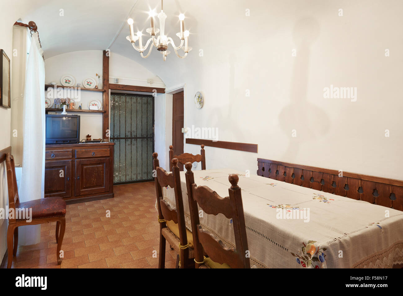 Semplice sala da pranzo interno nella vecchia casa in Italia Foto Stock