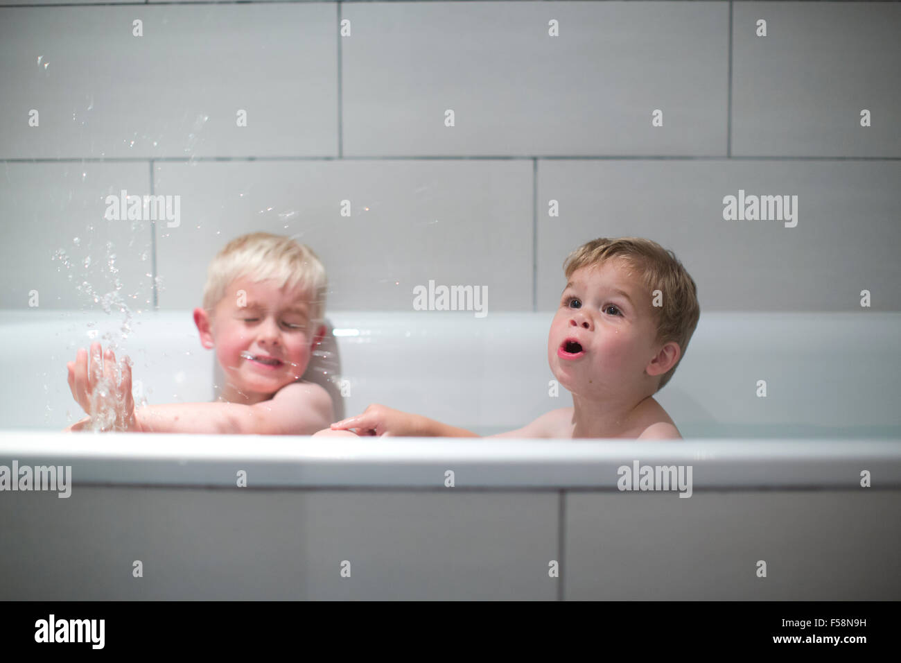 Fratelli di età (2) e invecchiato (4) nel bagno prima di andare a dormire, REGNO UNITO Foto Stock