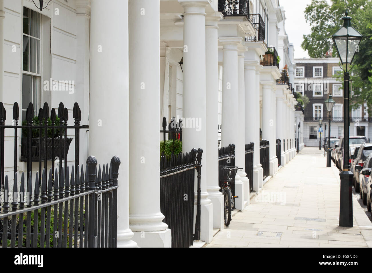 Fila di Bella bianca Edwardian case in Kensington, Londra Foto Stock