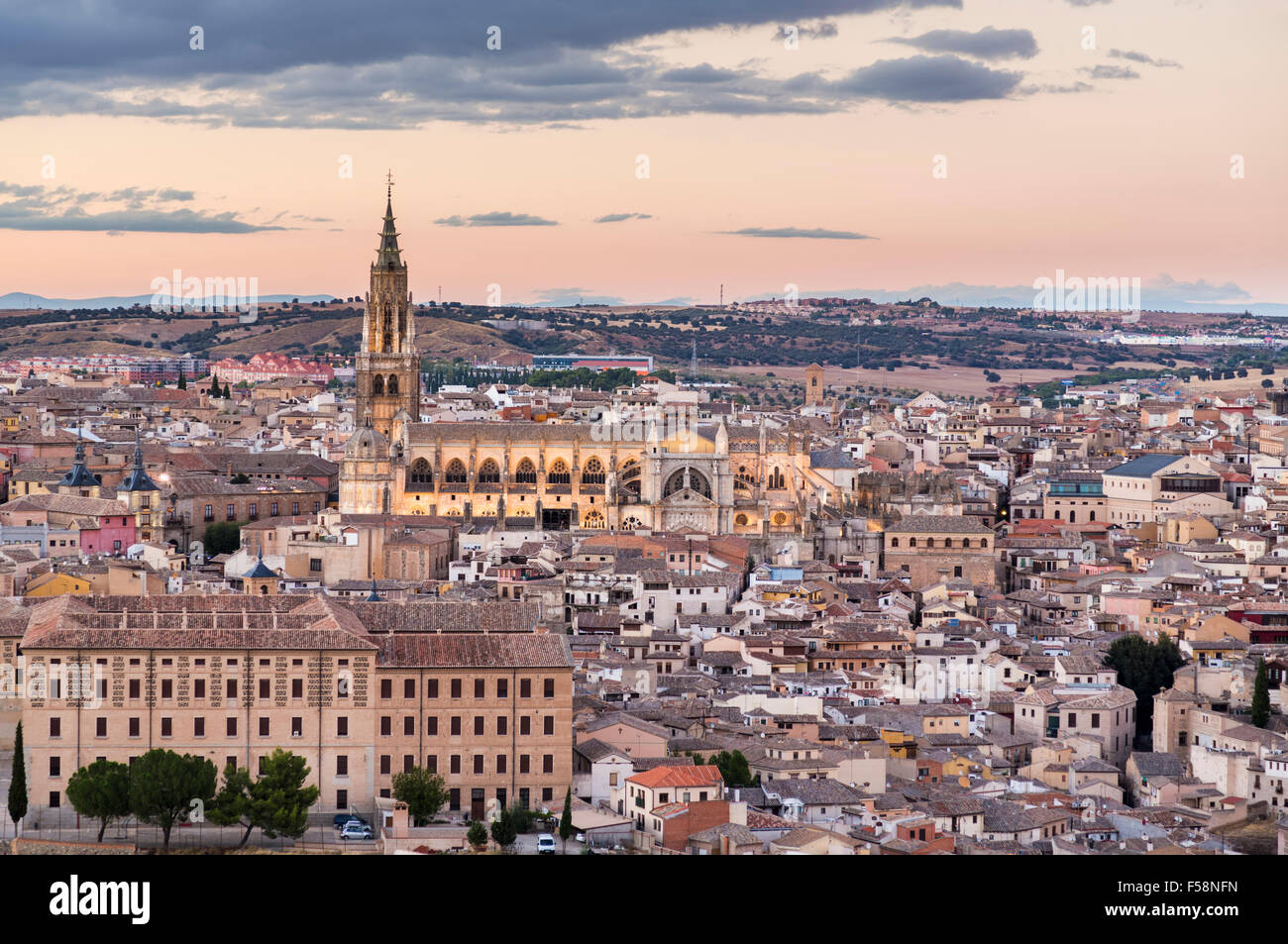 Toledo, Spagna, Europa - Tramonto città al crepuscolo con il duomo della città antica Foto Stock