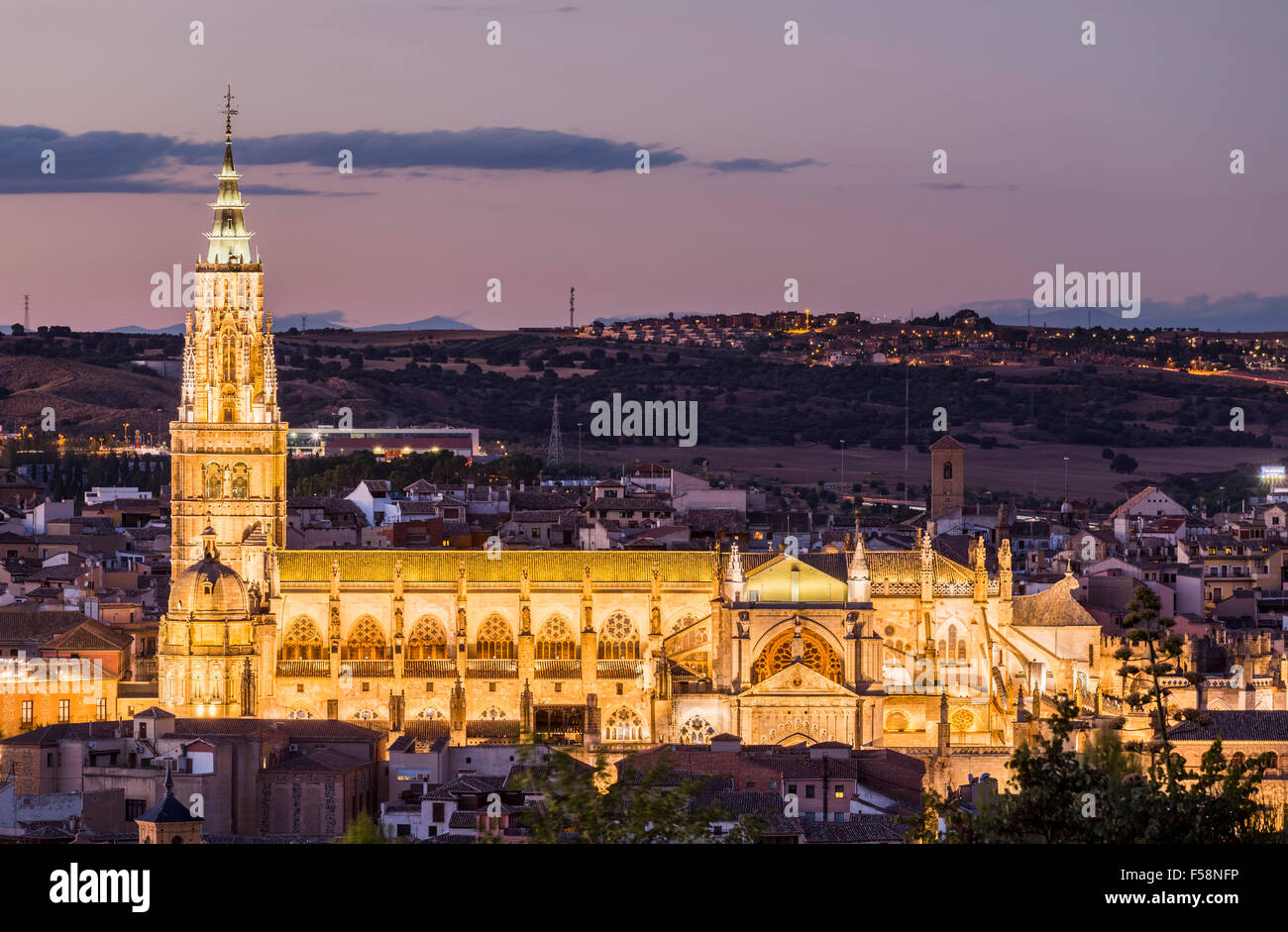 Toledo, Spagna, Europa - con i riflettori cattedrale di Toledo di notte al tramonto Foto Stock