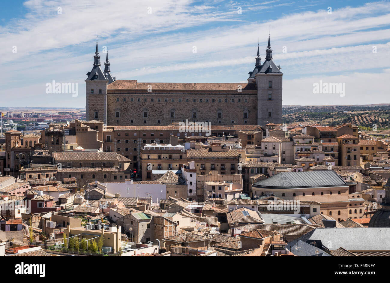 Alcazar di Toledo, Spagna e sullo skyline - visto dalla torre di Iglesia de San Ildefonso Foto Stock