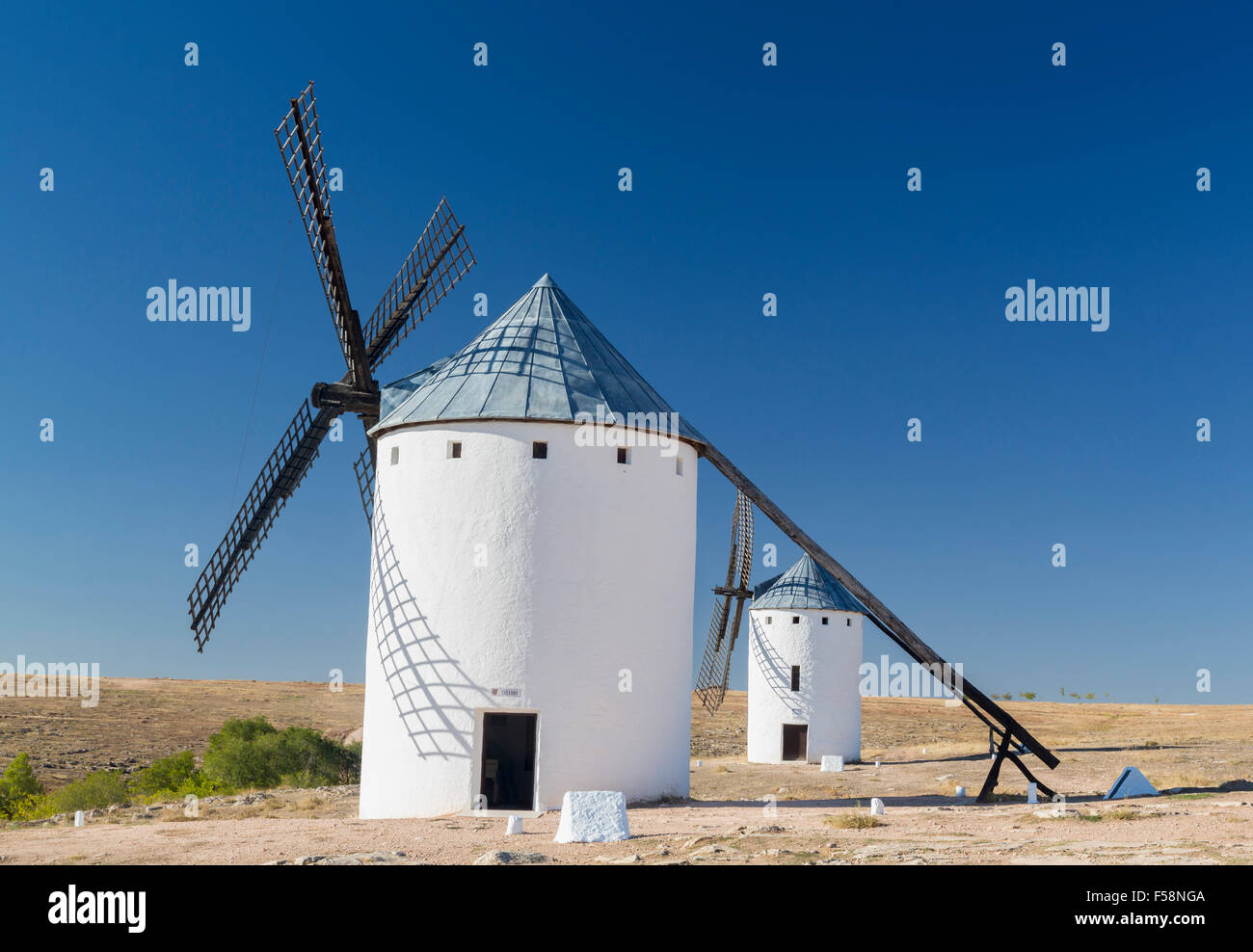 La Mancha mulini a vento sulla pianura al di sopra di Campo de Criptana in Castiglia - La Mancha, in Spagna Foto Stock