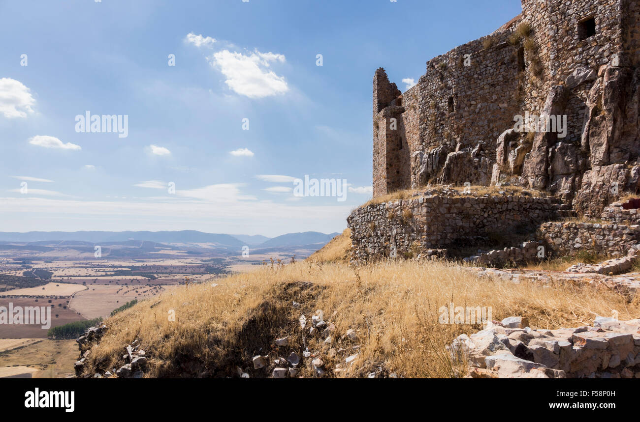 La collina del castello fortezza e il vecchio convento di Calatrava La Nueva vicino a Ciudad Real, Castilla La Mancha, in Spagna Foto Stock