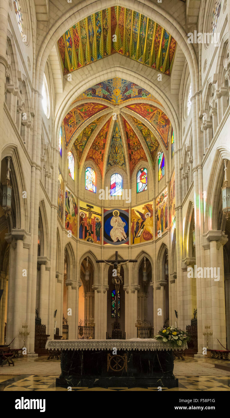 Madrid - interno della Cattedrale dell'Almudena Foto Stock