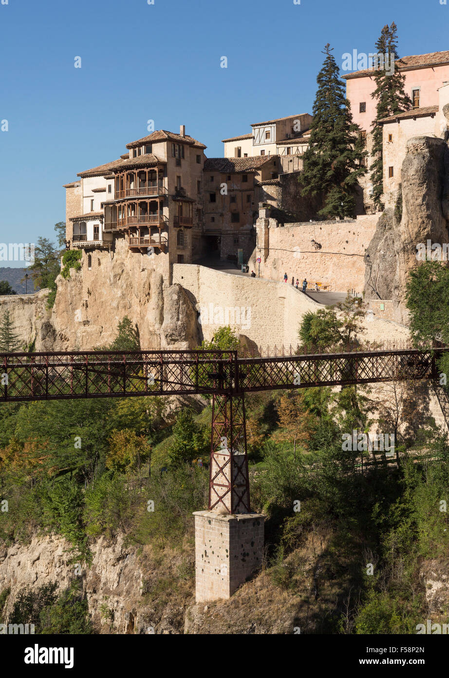 Ponte di San Paolo e la città vecchia di Cuenca in Castiglia - La Mancha, in Spagna, Europa Foto Stock