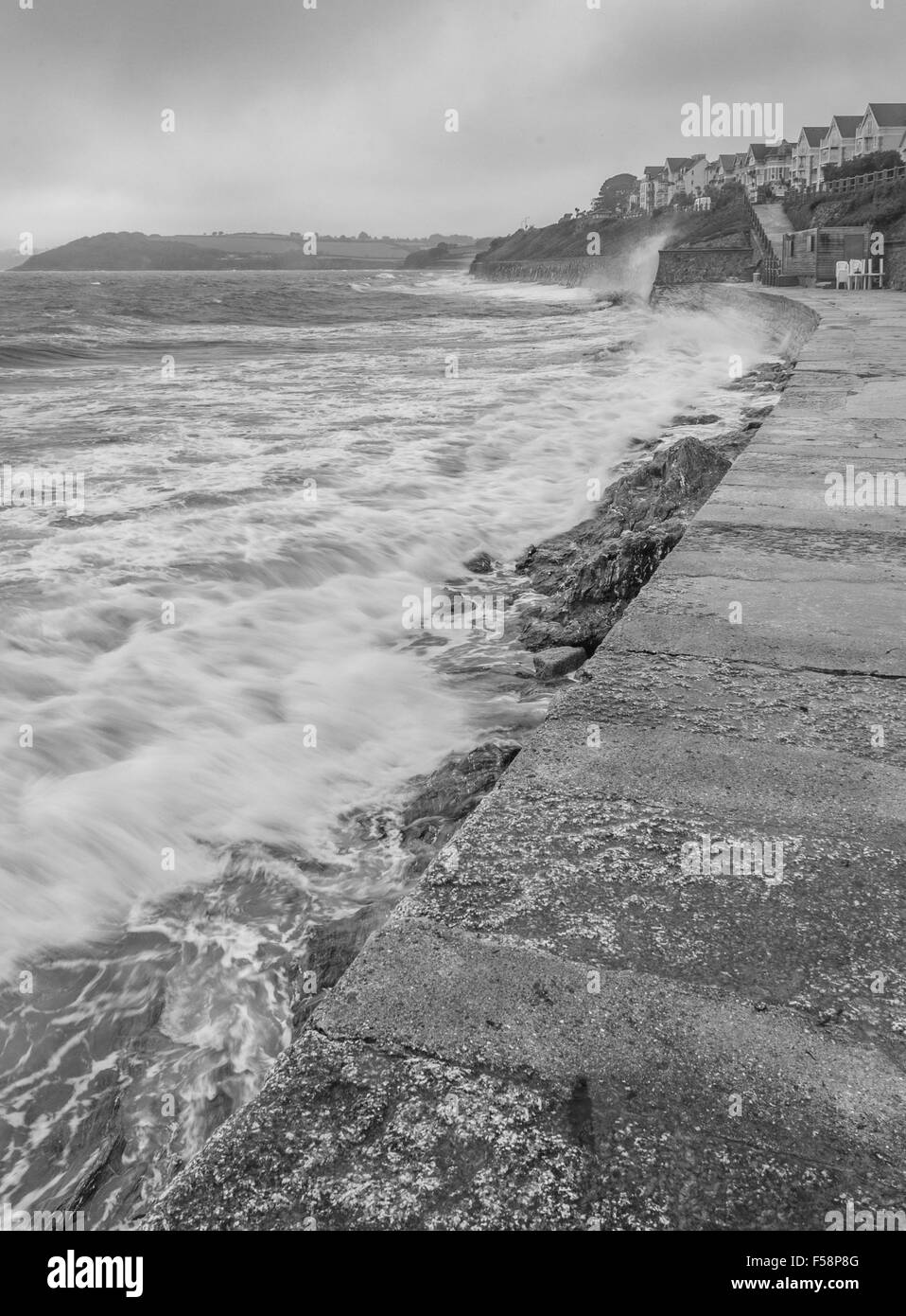Tempesta di onde che si infrangono contro la parete del mare sulla spiaggia di Castello, Falmouth, Cornwall, Regno Unito. Foto Stock