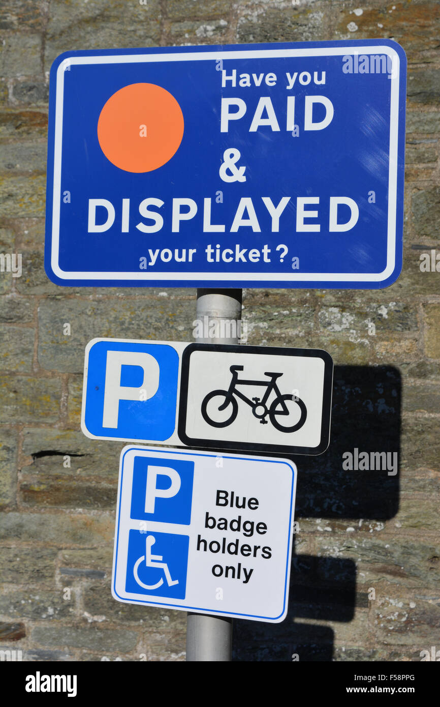 Avete pagato e visualizzato il segno di parcheggio, Blue Badge solo i titolari, e il parcheggio per le bici segno Foto Stock