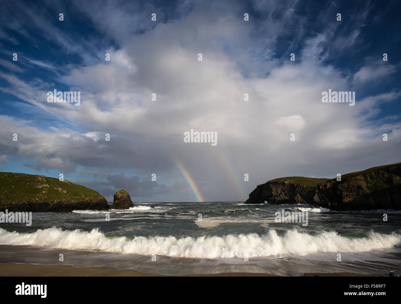 Doppio Arcobaleno su Dalbeg Bay, Lewis, Ebridi Esterne, Scozia Foto Stock