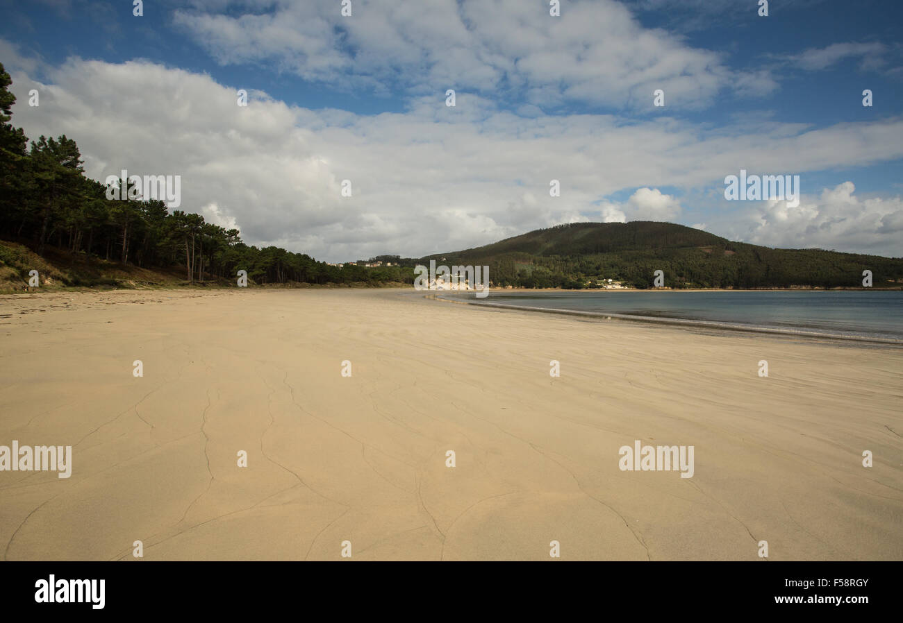Dolce Acqua e sabbia in una spiaggia in Galizia, Spagna Foto Stock