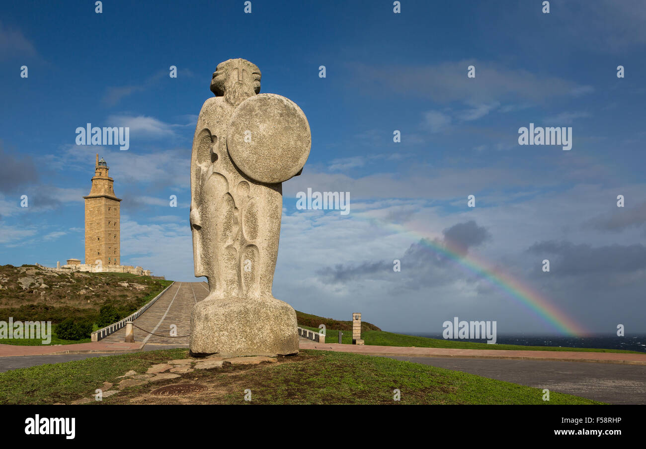 Breoghan e la Torre di Hercules con Rainbow in A Coruña, Galizia, Spagna Foto Stock
