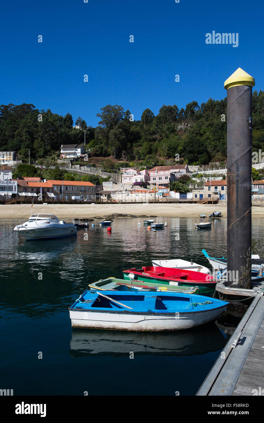 Piccole barche nel porto a Bueu, Galizia, Spagna Foto Stock