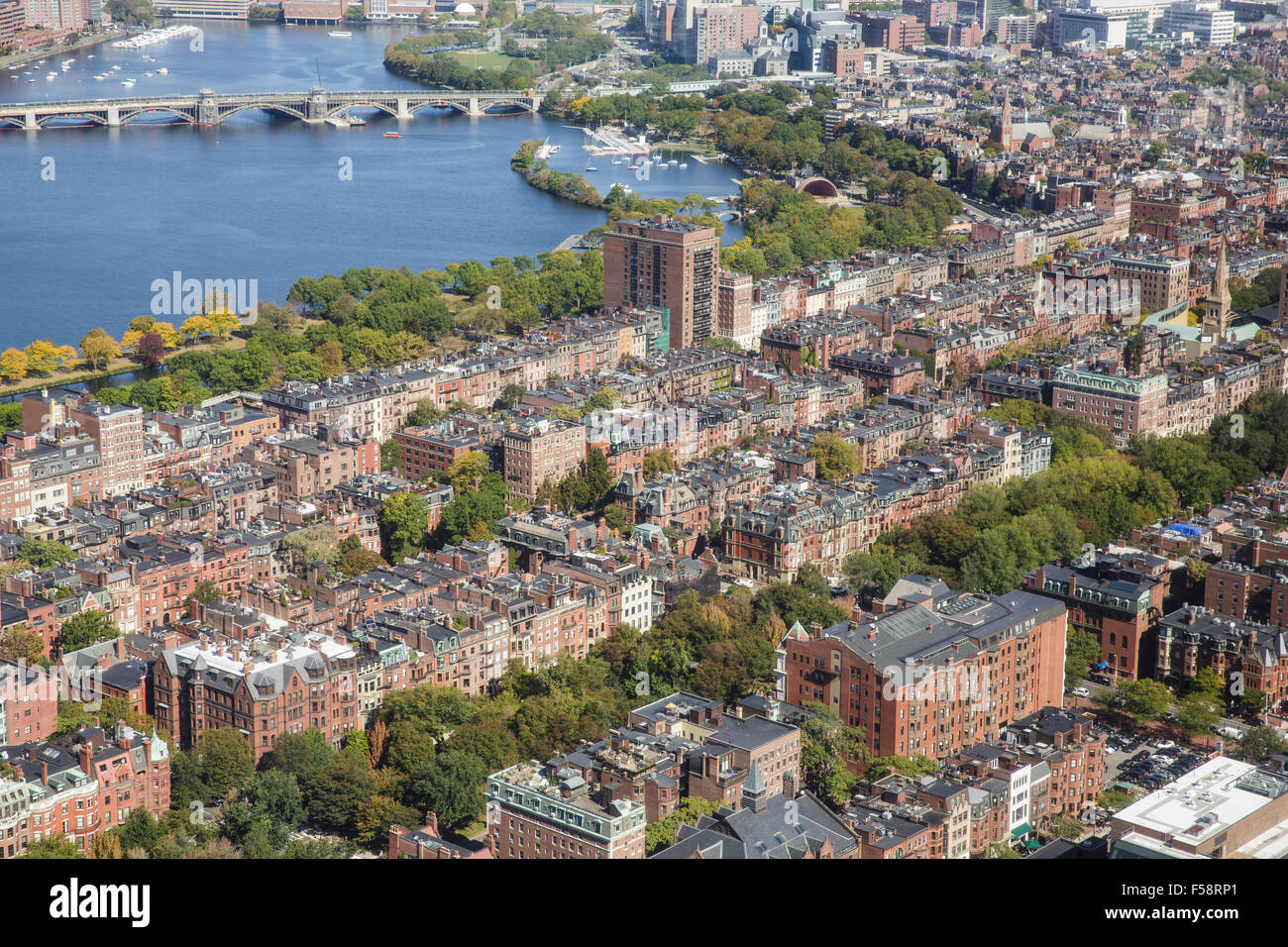 Vista aerea di Back Bay e di Beacon Hill a Boston, Massachusetts in una limpida giornata di sole con il Fiume Charles in background. Foto Stock