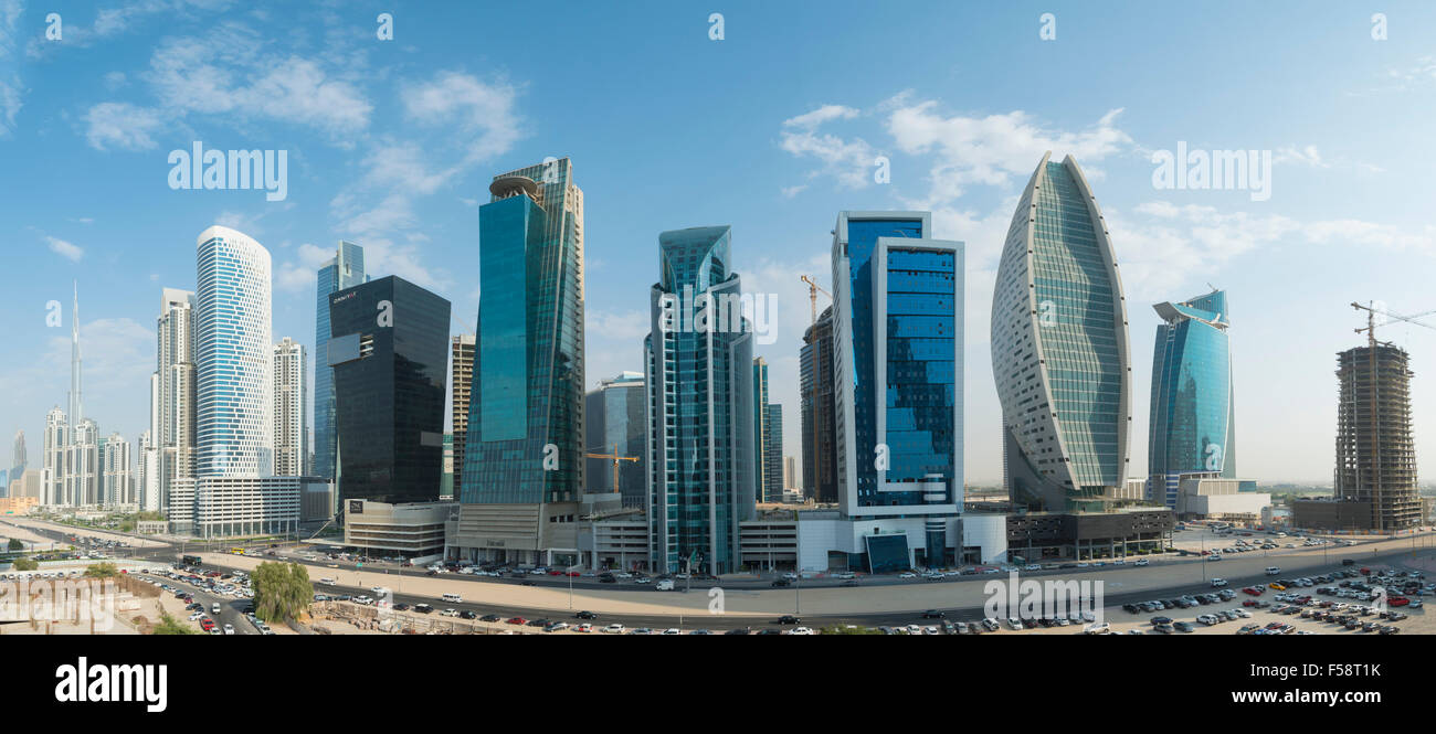 Skyline di nuove torri di uffici nella baia di business district di Dubai Emirati Arabi Uniti Foto Stock