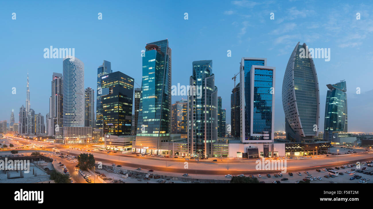 Panorama sullo skyline di nuove torri di uffici di notte nella baia di business district di Dubai Emirati Arabi Uniti Foto Stock