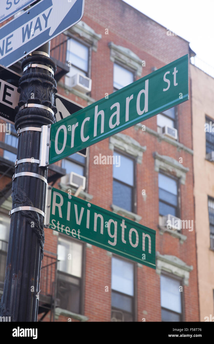 Indicazioni stradali all'angolo di Orchard e Rivington strade di Manhattan Lower East Side. Foto Stock