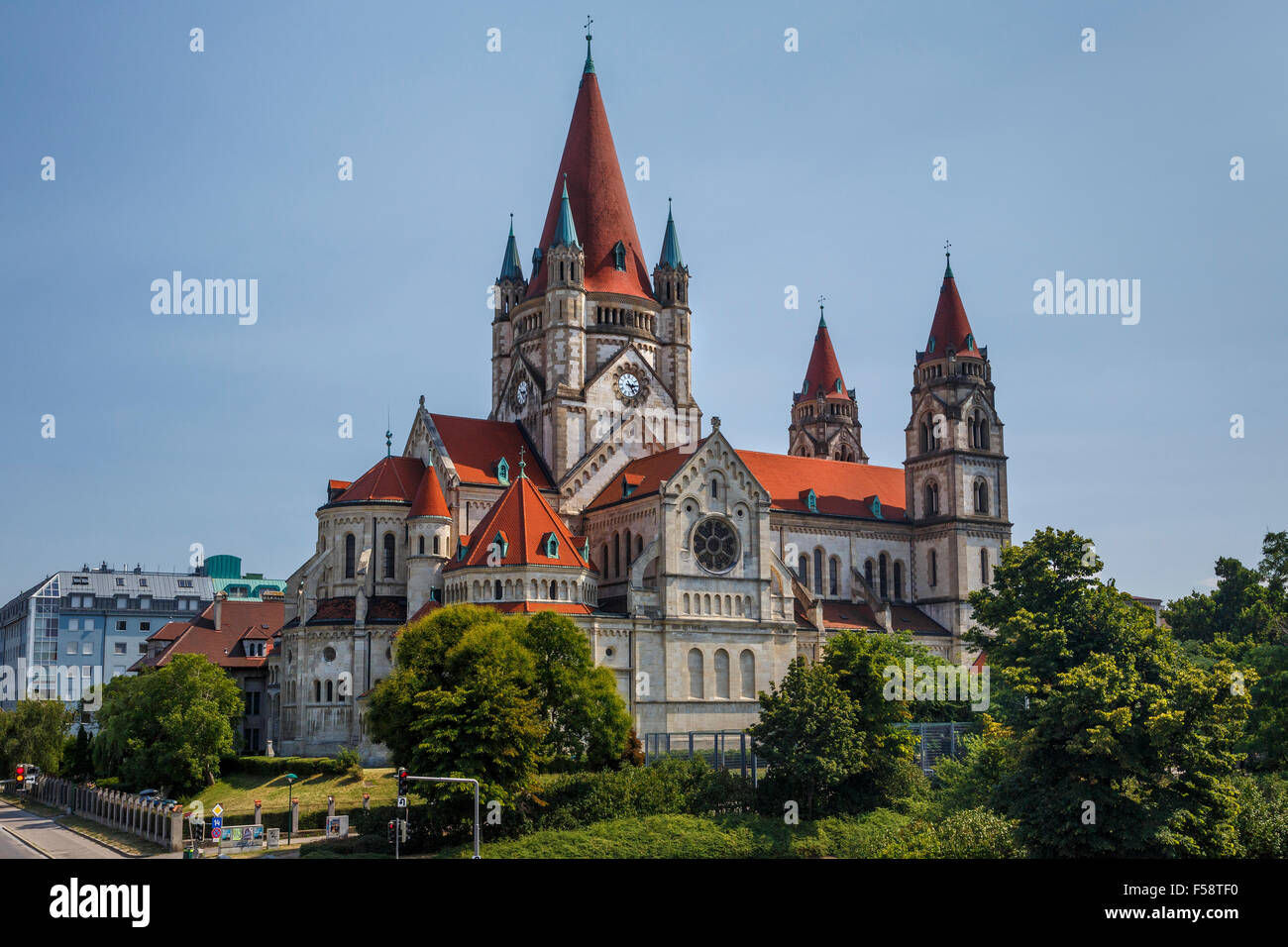 San Francesco di Assisi Chiesa noto anche come il Messico chiesa cattolica o Kaiser Giubileo la Chiesa accanto al Danubio, Vienna, Austria. Foto Stock