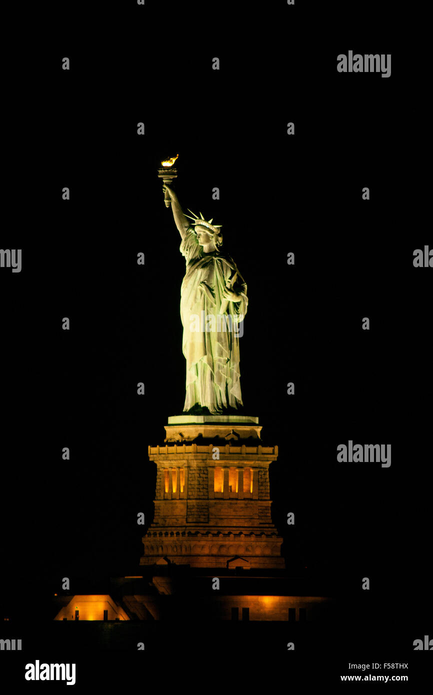 Statua della Libertà di notte, la città di New York, Stati Uniti d'America. Foto Stock