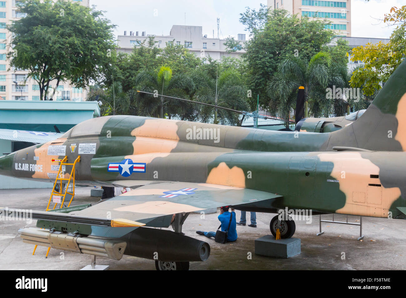 Caccia Northrop F-5A Freedom al War Remnants Museum di ho chi Minh (ex Saigon) con un aereo americano in mostra, Vietnam, Asia Foto Stock