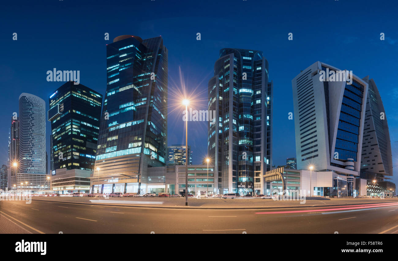 Skyline di nuove torri di uffici di notte nella baia di business district di Dubai Emirati Arabi Uniti Foto Stock