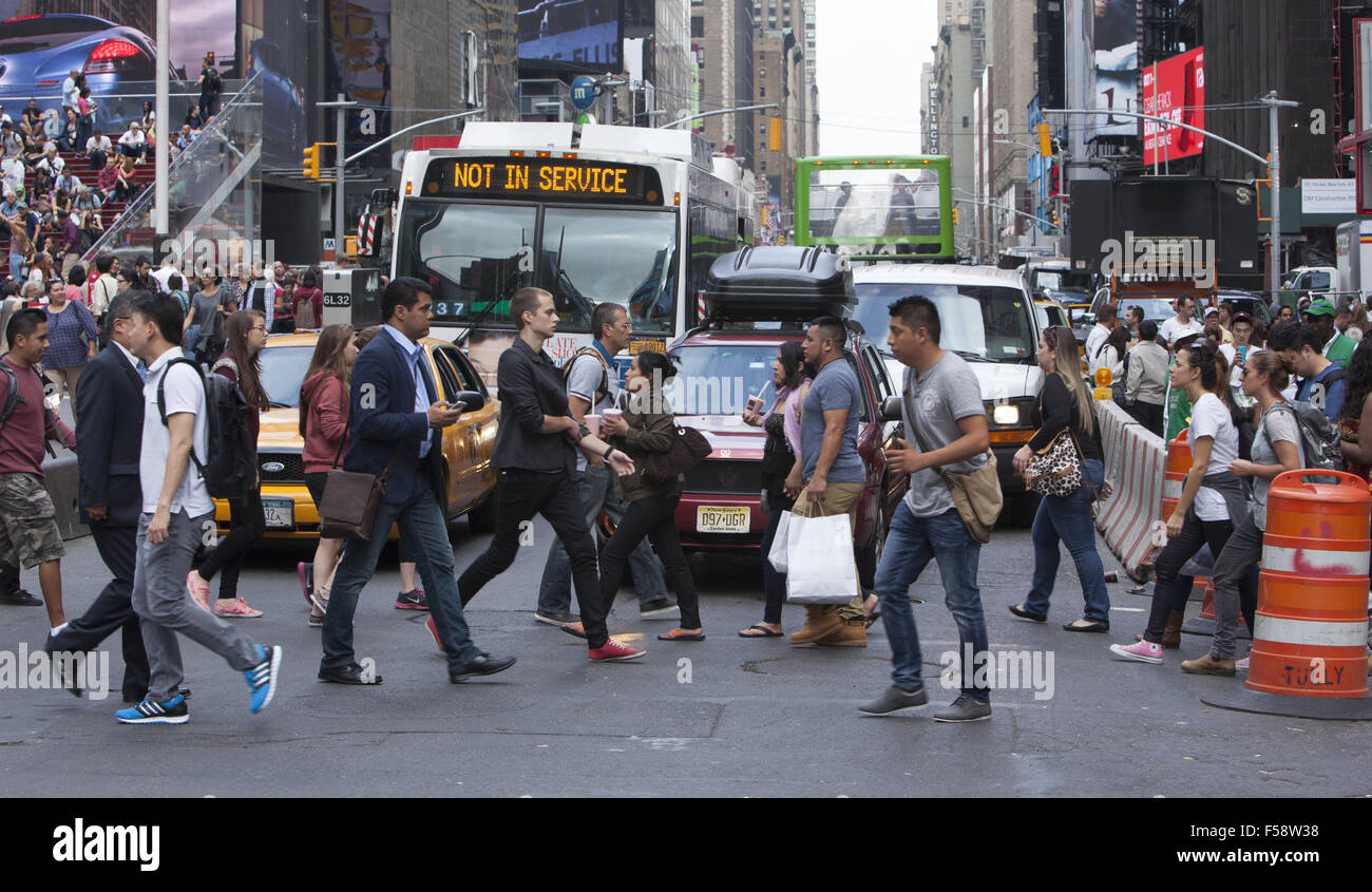 Proprio un altro giorno si è bloccato con i turisti newyorkesi e il traffico sulla strada in Times Square, a 7th Avenue & 47th Street, New York City. Foto Stock