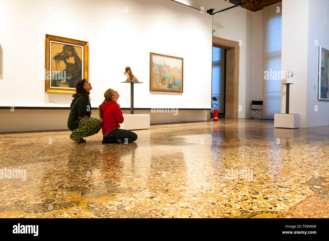 Ca' Pesaro - Galleria Internazionale d'Arte Moderna, Venezia, Italia. Due le donne guardano a mostre. Foto Stock