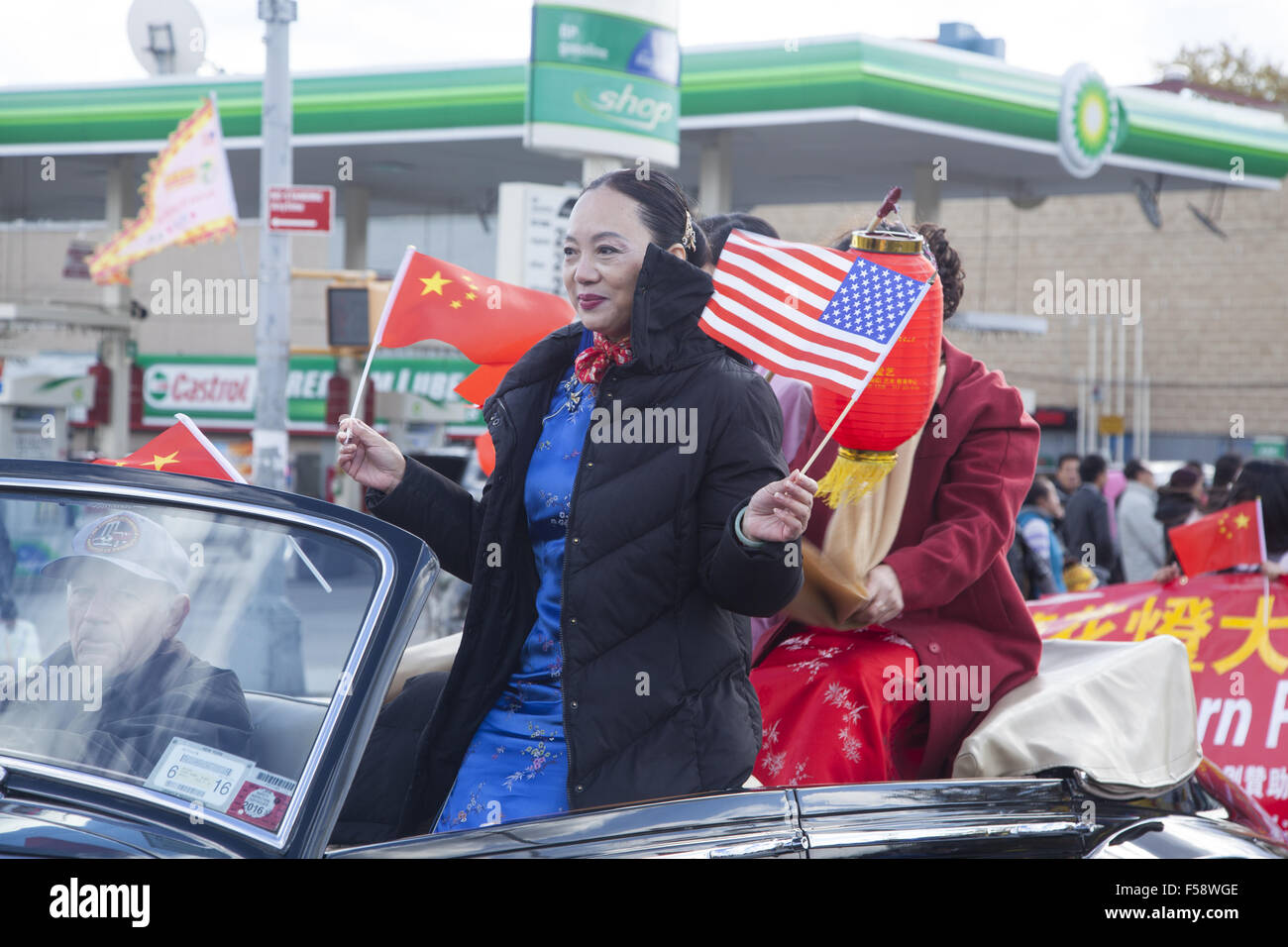 Fieri americani cinesi di partecipare in cinese Festival di autunno e Lanterna Parade nel quartiere di Chinatown di Brooklyn, Foto Stock