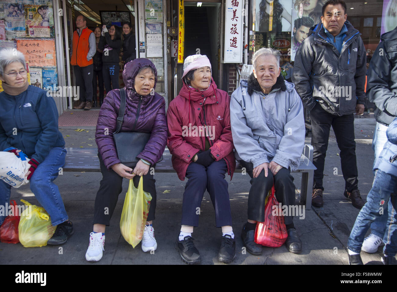 Residente locale di spettatori in cinese Festival di autunno e Lanterna Parade nel quartiere di Chinatown di Brooklyn, New York. Foto Stock