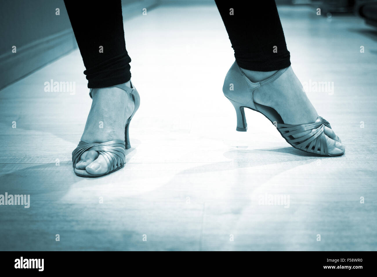 Scarpe da ballo dei piedi e delle gambe della femmina e sala da ballo  latino ballerini di salsa insegnante di danza nella scuola di ballo sala  prove di classe Foto stock -