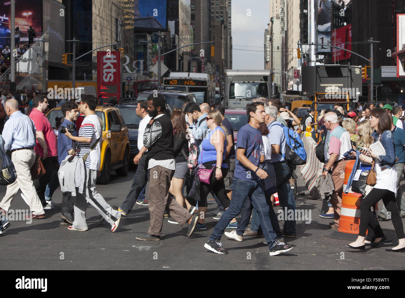 Solo un altro giorno bloccato con i turisti sulla strada in Times Square a New York City. Foto Stock