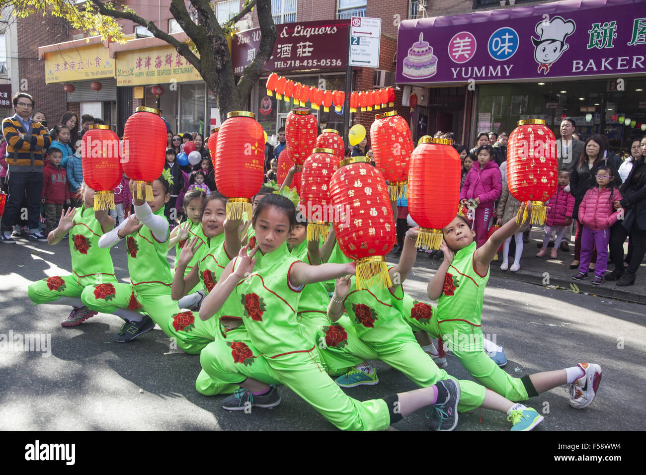 Bambini Danza troupe eseguire presso il ristorante cinese Festival di autunno e Lanterna Parade nel quartiere di Chinatown di Brooklyn, New York. Foto Stock