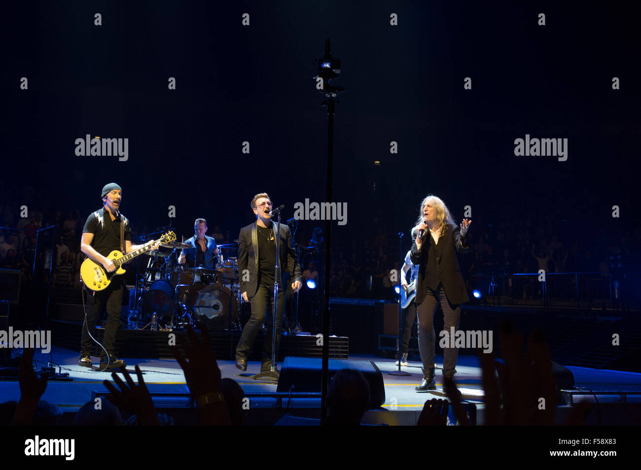 Londra, Regno Unito. 29 ottobre, 2015. U2 con valutazione Patti Smith a Londra O2 sull'innocenza ed esperienza Banco credito: David pearson/Alamy Live News Foto Stock