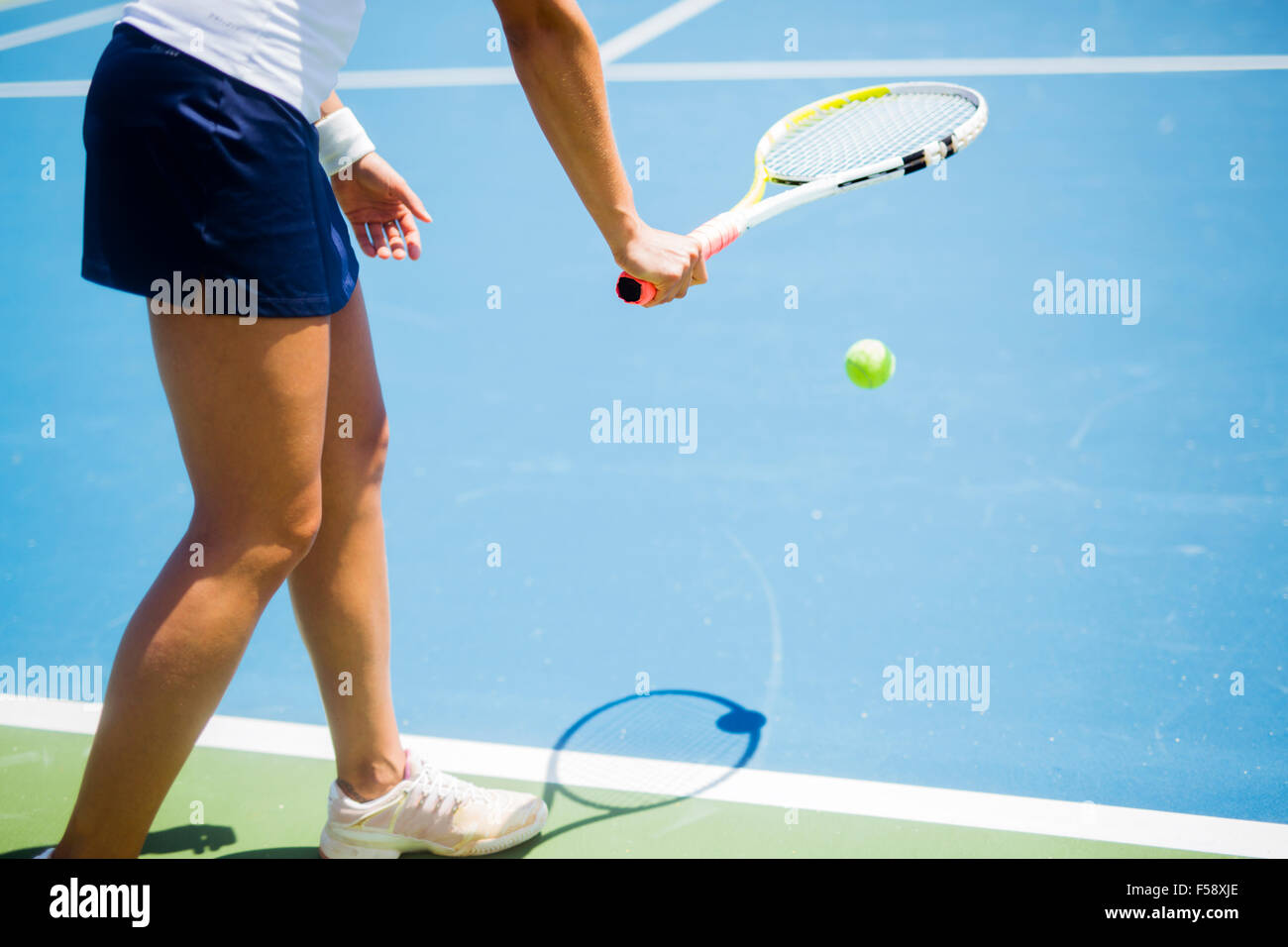 Bellissima femmina giocatore di tennis che serve per esterno Foto Stock