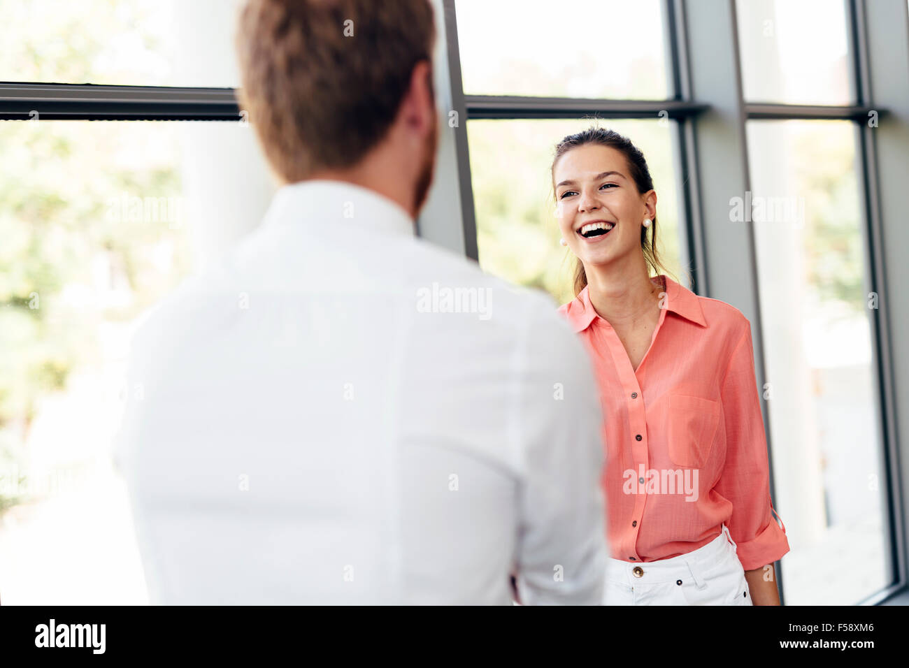 Felice la gente di affari si stringono la mano e di essere felice per sale riunioni Foto Stock
