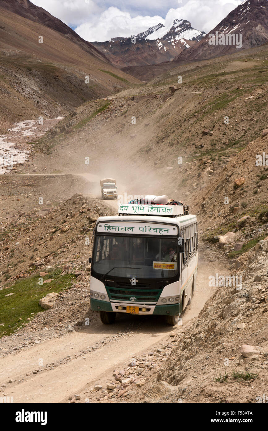 India, Himachal Pradesh, Losar, bus climbing strada irregolare a Kunzum La pass da Spiti River Bridge Foto Stock