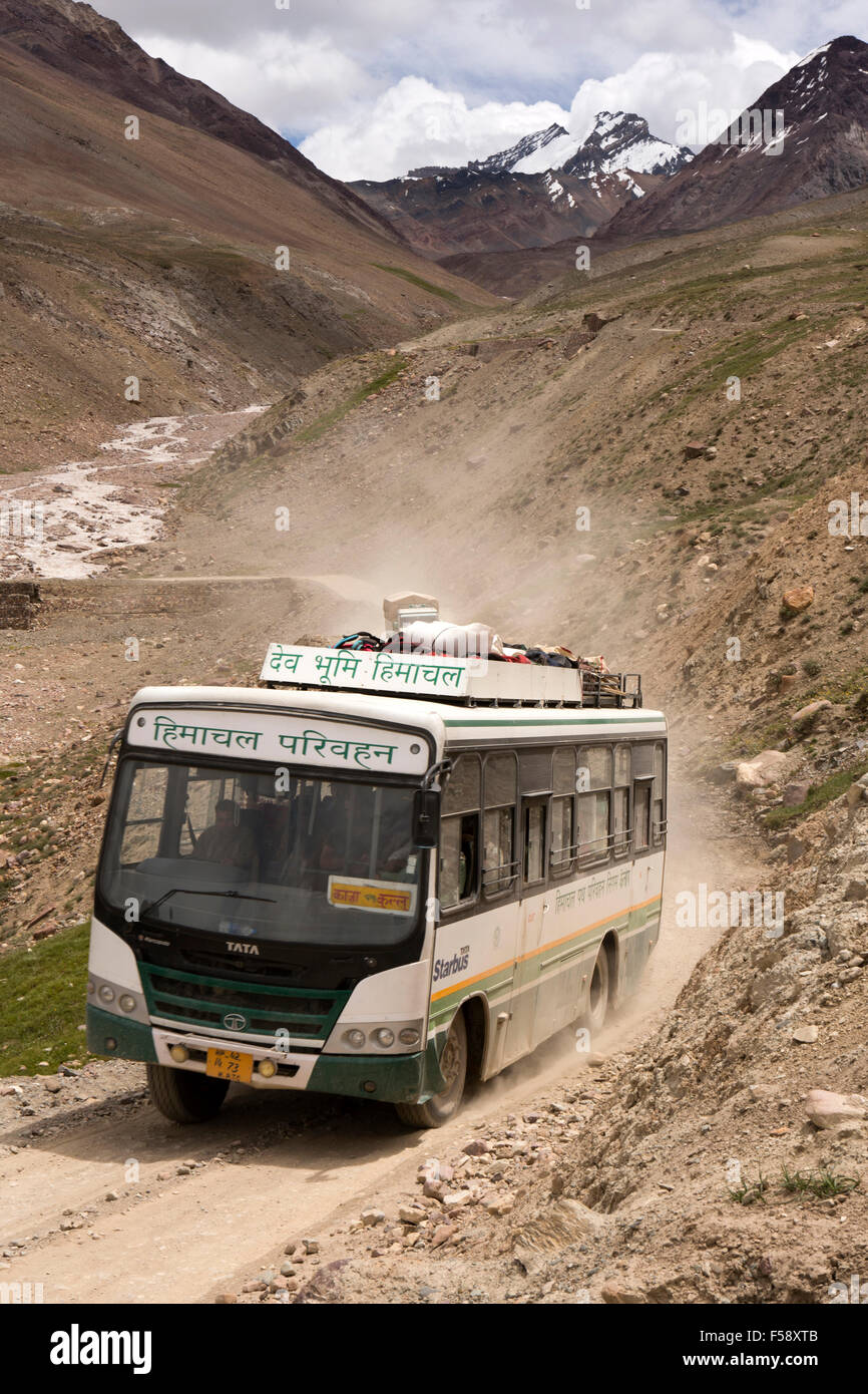 India, Himachal Pradesh, Losar, bus climbing strada irregolare a Kunzum La pass da Spiti River Bridge Foto Stock