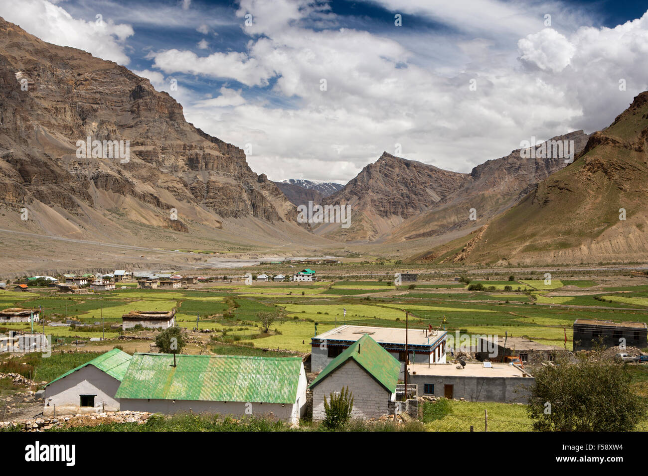India, Himachal Pradesh, Spiti Valley, Losar village, casali di campagna tra i campi di orzo Foto Stock