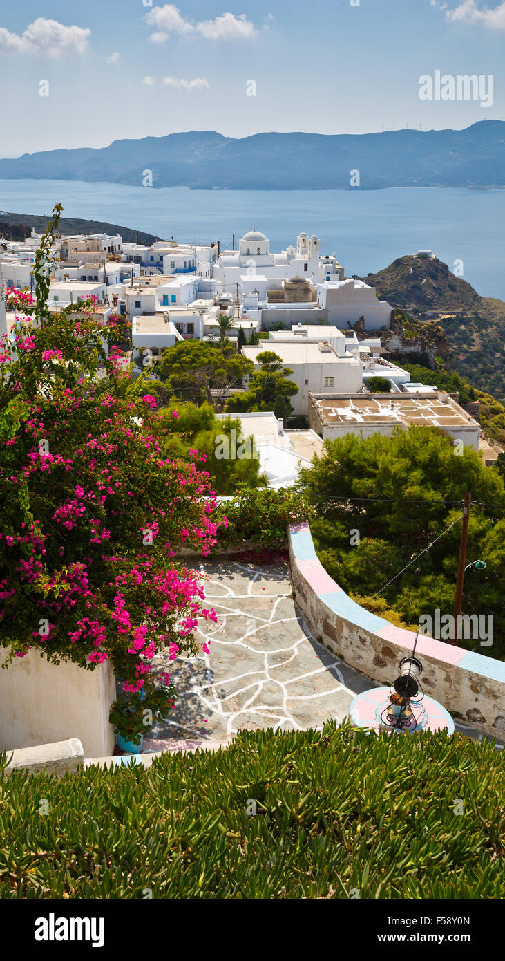 Vista della baia di Milos e villaggio di Plaka, capitale dell'isola di Milos, Grecia. Foto Stock